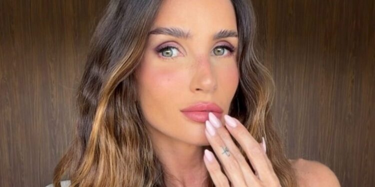 Aline Gotschalg surge com o dedo sangrando e desabafa: "Dia de sorte"
