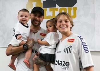 Amanda Kimberlly homenageia Davi e encanta com foto ao lado de Helena