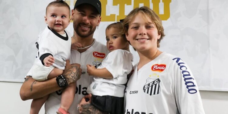 Amanda Kimberlly homenageia Davi e encanta com foto ao lado de Helena
