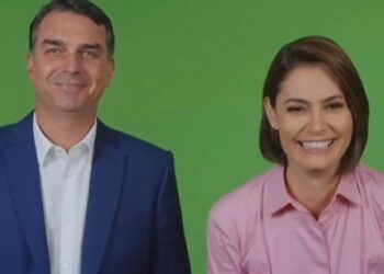 Após guerra pública, Michelle e Flávio Bolsonaro selam trégua em vídeo de campanha