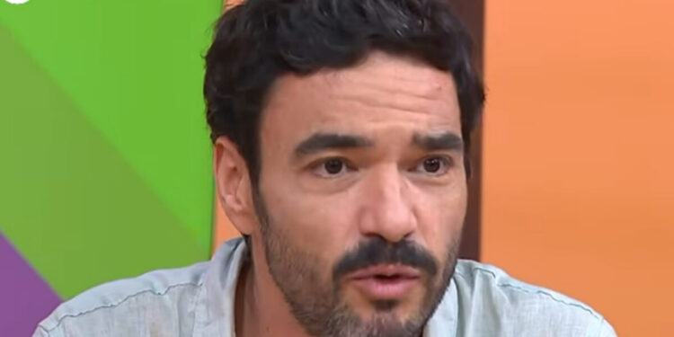 Caio Blat revela dificuldades dos filhos com leitura por uso de telas