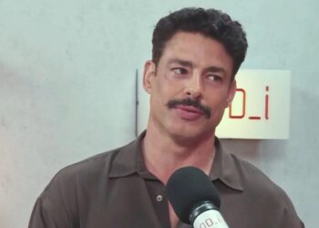 Cauã Reymond diz que precisou de terapia após “Avenida Brasil” e explica motivo: “Mexeu muito comigo”; assista Cauã Reymond revela que via a mãe em Carminha de “Avenida Brasil”; assista! (Foto: Reprodução/ globonews)