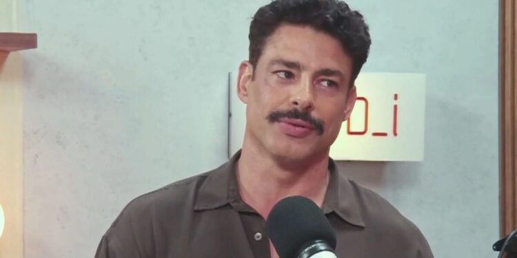 Cauã Reymond diz que precisou de terapia após “Avenida Brasil” e explica motivo: “Mexeu muito comigo”; assista Cauã Reymond revela que via a mãe em Carminha de “Avenida Brasil”; assista! (Foto: Reprodução/ globonews)