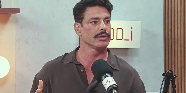 Cauã Reymond revela que sempre namorava mulheres mais velhas e explica o motivo; assista Foto: Reprodução/GloboNews