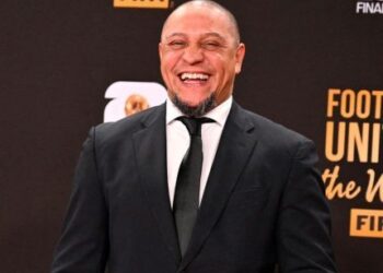 Ex-jogador Roberto Carlos se pronuncia após suposta conversão ao islã