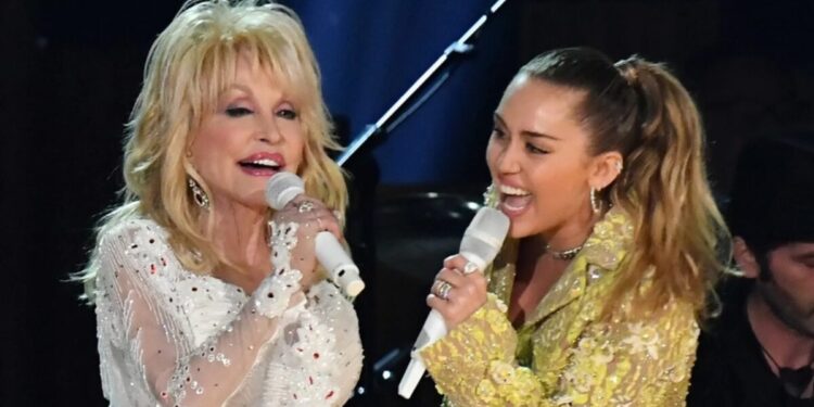 Fãs notam que data da morte de Dolly Parton tem ligação comovente com sua afilhada, Miley Cyrus Fãs notam que data da morte de Dolly Parton tem ligação comovente com sua afilhada, Miley Cyrus