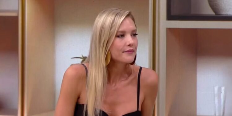 Gianne Albertoni revela que quase foi barrada em aeroporto internacional por conta de item inusitado na bagagem; assista Gianne Albertoni relembra situação inusitada em viagem que quase terminou em deportação (Foto: Reprodução/RedeTV!)