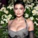 Kylie Jenner revela se se arrepende de ter sido mãe jovem e conta decisão que tomou sobre maternidade Kylie Jenner surpreende ao revelar detalhes de cirurgia nos seios em resposta à fã: 'Espero que isso ajude'; veja (Foto: Getty)