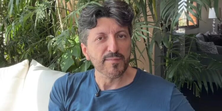 Lito Sousa fala pela 1ª vez após diagnóstico de doença rara e faz apelo urgente; assista Lito Sousa foi diagnosticado com doença de Creutzfeldt-Jakob (DCJ). (Foto: Reprodução/YouTube)