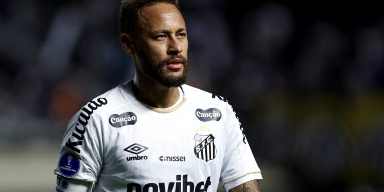 Neymar Jr. pode sofrer punições após supostas ofensas contra árbitra