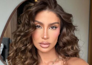 Perfil divulga foto de Bianca Andrade aos beijos com empresário em casamento; veja e saiba quem é Bianca Andrade revela motivo de internação após ficar fora da estreia do "Dança dos Famosos"; assista (Reprodução/Instagram)
