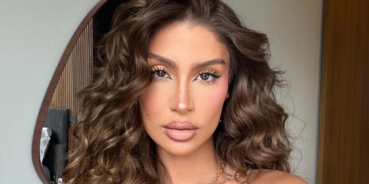 Perfil divulga foto de Bianca Andrade aos beijos com empresário em casamento; veja e saiba quem é Bianca Andrade revela motivo de internação após ficar fora da estreia do "Dança dos Famosos"; assista (Reprodução/Instagram)