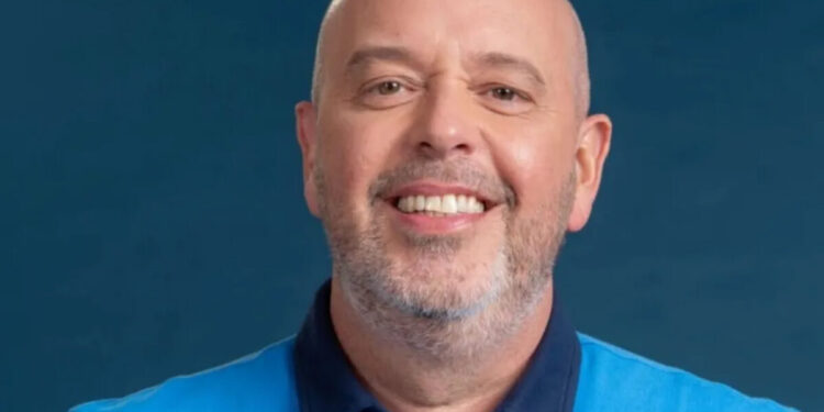 Alex Escobar retorna ao trabalho após período delicado: “Muito feliz”