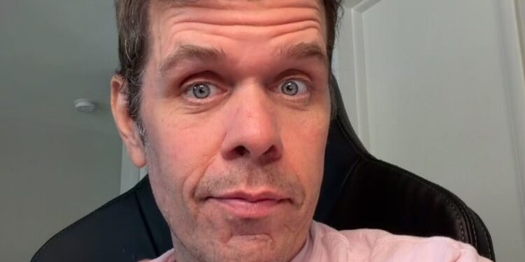 Após automutilação, Perez Hilton "acha que está em 2016", diz site