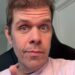 Após automutilação, Perez Hilton "acha que está em 2016", diz site