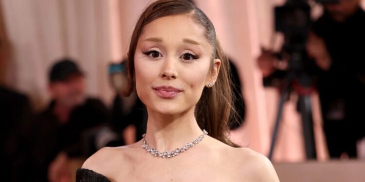Ariana Grande revela lesão e anuncia mudança nos últimos shows da turnê: “Me recuperando” (Foto: Getty)
