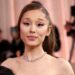 Ariana Grande revela lesão e anuncia mudança nos últimos shows da turnê: “Me recuperando” (Foto: Getty)