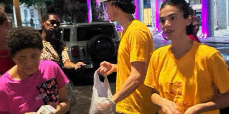 Bruna Marquezine e Shawn Mendes distribuem quentinhas em ação social