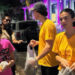 Bruna Marquezine e Shawn Mendes distribuem quentinhas em ação social