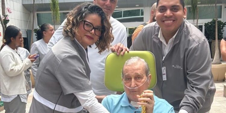 Carlos Alberto Parreira se emociona ao deixar hospital após 80 dias