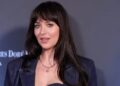 Dakota Johnson explica por que mantém vida pessoal longe dos holofotes e revela se quer ter filhos PARK CITY, UTAH - JANUARY 19: Dakota Johnson attends Sundance Institute's Inaugural Opening Night: A Taste Of Sundance Presented By IMDbPro at The Basin Recreation Fieldhouse on January 19, 2023 in Park City, Utah. (Photo by Michael Loccisano/Getty Images)