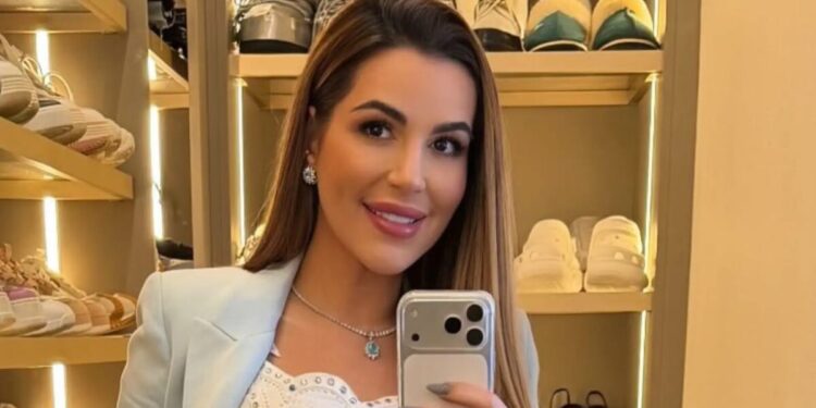 Deolane Bezerra escreve carta da prisão e relata preocupação; leia a íntegra Deolane Bezerra escreve carta da prisão e relata preocupação; leia a íntegra