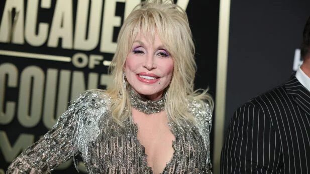 Dolly Parton: Irmã emociona ao revelar último pedido feito pela cantora CNN comete gafe ao noticiar morte de Dolly Parton e exibe foto de sósia (Foto: Getty)