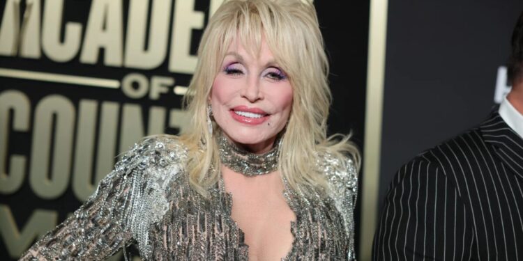Dolly Parton proibiu visitas nos últimos dias de vida, mas abriu uma única exceção; saiba quem Dolly Parton morreu aos 80 anos (Foto: Getty)