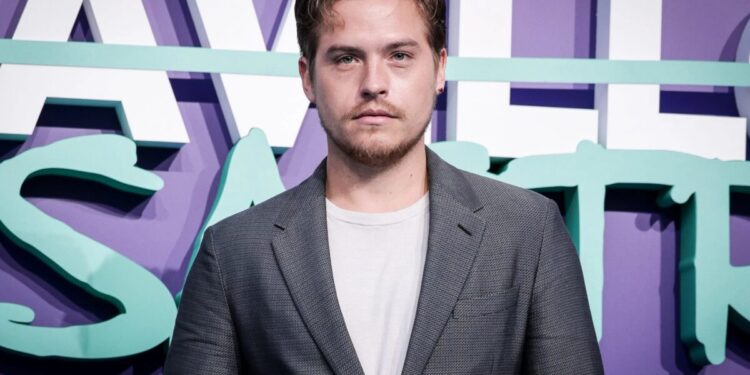 Dylan Sprouse chama trabalho como ator mirim de “trabalho infantil” e expõe consequências emocionais (Foto: Getty)