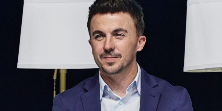Ex-astro mirim Frankie Muniz preocupa fãs ao desabafar sobre fase difícil após divórcio; ex-esposa faz post enigmático Frankie Muniz desabafa sobre fase difícil após divórcio: “Cheguei ao fundo do poço” (Foto: Getty)