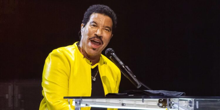 Fonte atualiza estado de saúde de Lionel Richie após internação na UTI Fonte atualiza estado de saúde de Lionel Richie após internação na UTI