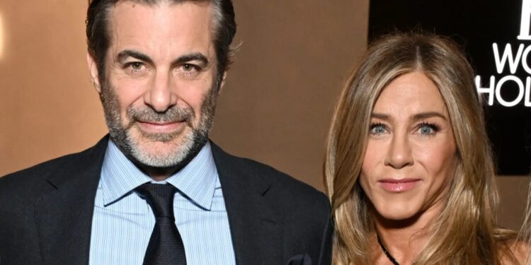 Fonte revela por que amigos de Jennifer Aniston estão preocupados com romance dela com Jim Curtis (Foto: Getty)