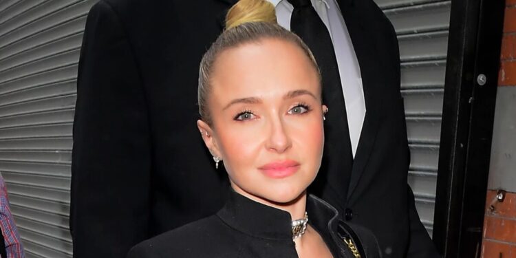 Hayden Panettiere: Polícia faz buscas na casa da atriz e investiga mensagens com suposto traficante; vizinhos relatam movimentações suspeitas Hayden Panettiere: Polícia faz buscas na casa da atriz e investiga mensagens com suposto traficante; vizinhos relatam movimentações suspeitas