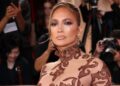 Jennifer Lopez presa? Foto de prisão de mulher viraliza por semelhança impressionante com a cantora; veja Jennifer Lopez consola influenciador após término e compartilha conselho baseado na própria experiência: “Você vai ficar bem” (Foto: Getty)