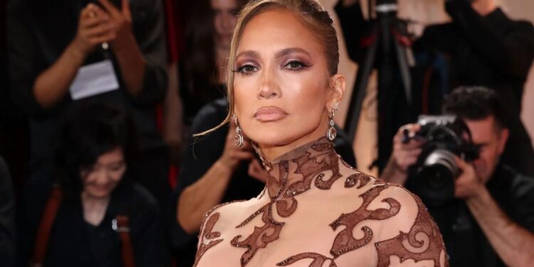 Jennifer Lopez presa? Foto de prisão de mulher viraliza por semelhança impressionante com a cantora; veja Jennifer Lopez consola influenciador após término e compartilha conselho baseado na própria experiência: “Você vai ficar bem” (Foto: Getty)