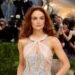 Joey King reage a rumor de facelifting e expõe truque extremo para desinchar antes do Met Gala Joey King revela se fez procedimentos estéticos e o que mudou seu rosto (Foto: Getty)