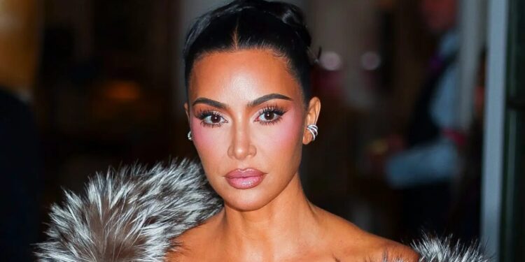 Kim Kardashian recebe indenização simbólica por assalto de joias milionário em Paris; saiba o valor Kim Kardashian recebe indenização simbólica por assalto de joias milionário em Paris; saiba o valor