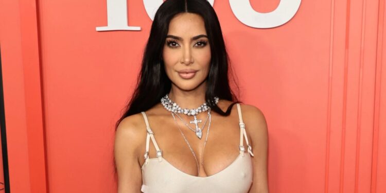 Kim Kardashian revela diagnóstico de saúde, aponta relação com a morte do pai e Kris Jenner reage: “Vontade de chorar”; assista Kim Kardashian. (Foto: Getty)
