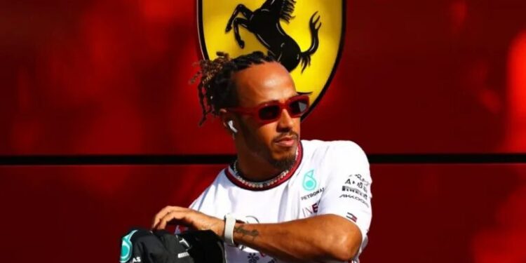 Lewis Hamilton reage a rumores de crise na Ferrari: “Trabalhamos todos juntos”