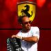 Lewis Hamilton reage a rumores de crise na Ferrari: “Trabalhamos todos juntos”