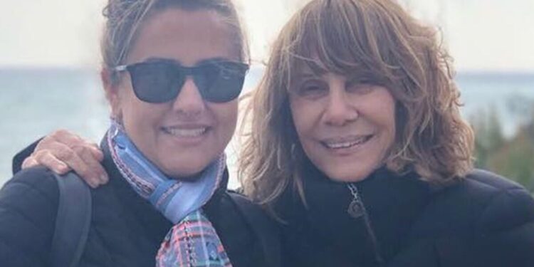 Médica, filha de Renata Sorrah diverte com conselhos da mãe sobre gripe