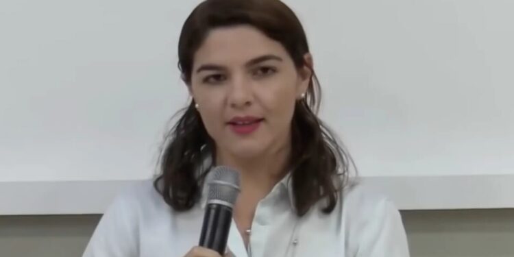 Médium é acusada de falsificar cartas psicografadas e famílias revelam como desconfiaram de fraude; assista Médium é acusada de falsificar cartas psicografadas e famílias revelam como desconfiaram de fraude; assista