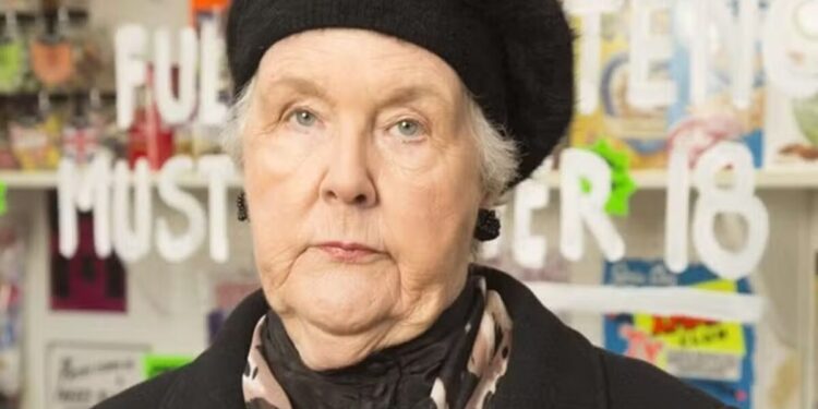 Morre, aos 84 anos, Stephanie Cole, famosa por interpretar A Viúva Negra