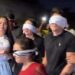 Motoboy que salvou menina de ataque de abelhas ganha carro e moto