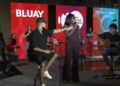 Mulher que viralizou ao invadir show de cantor português explica origem de letra inusitada e por que subiu no palco; assista Reprodução/ RFM.