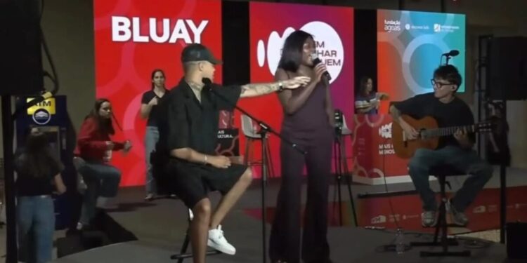 Mulher que viralizou ao invadir show de cantor português explica origem de letra inusitada e por que subiu no palco; assista Reprodução/ RFM.