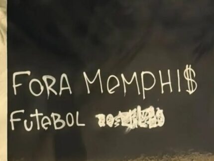 Muros do Parque São Jorge são pichados com críticas a Memphis após queda na Libertadores