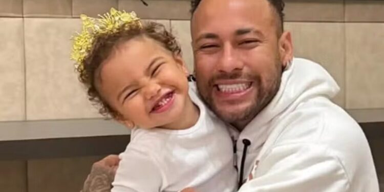 Neymar encanta web ao brindar com Mavie e avisa: "É água, viu?"