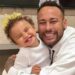 Neymar encanta web ao brindar com Mavie e avisa: "É água, viu?"