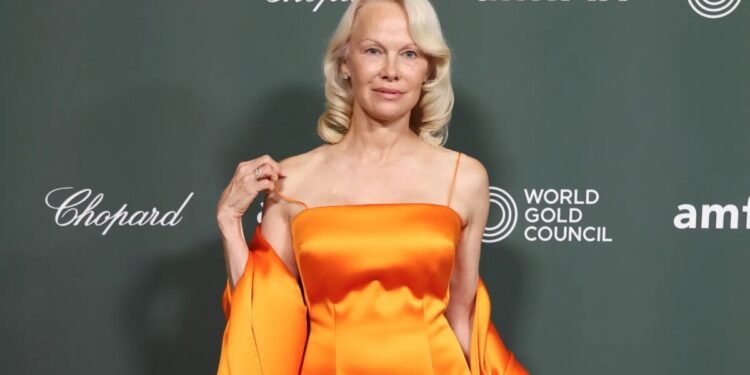 Pamela Anderson revela reação ao receber “sentença de morte” após diagnóstico nos anos 1990; assista Pamela Anderson revela reação ao receber “sentença de morte” após diagnóstico nos anos 1990; assista